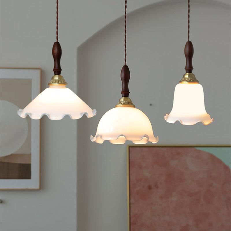 Floria hanglamp met melkachtige bloemmotief