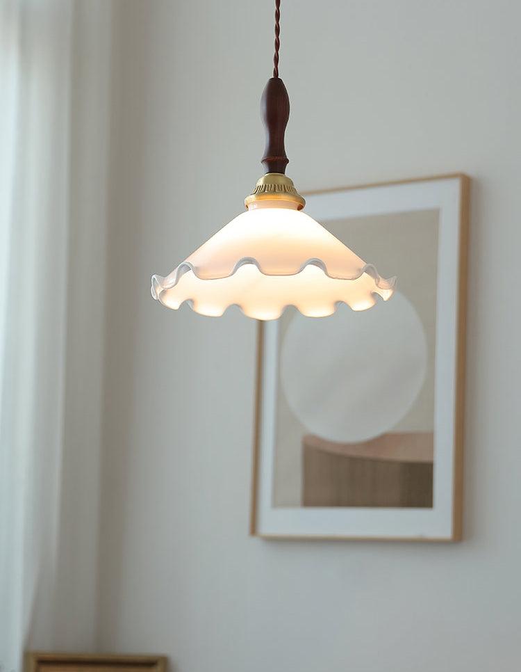 Floria hanglamp met melkachtige bloemmotief