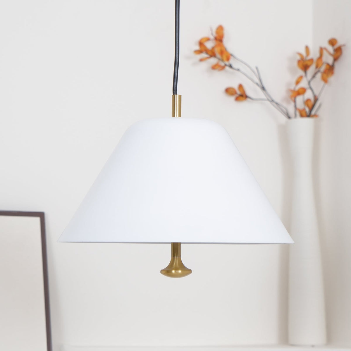Evir hanglamp met glazen kap, messing afwerking, minimalistisch