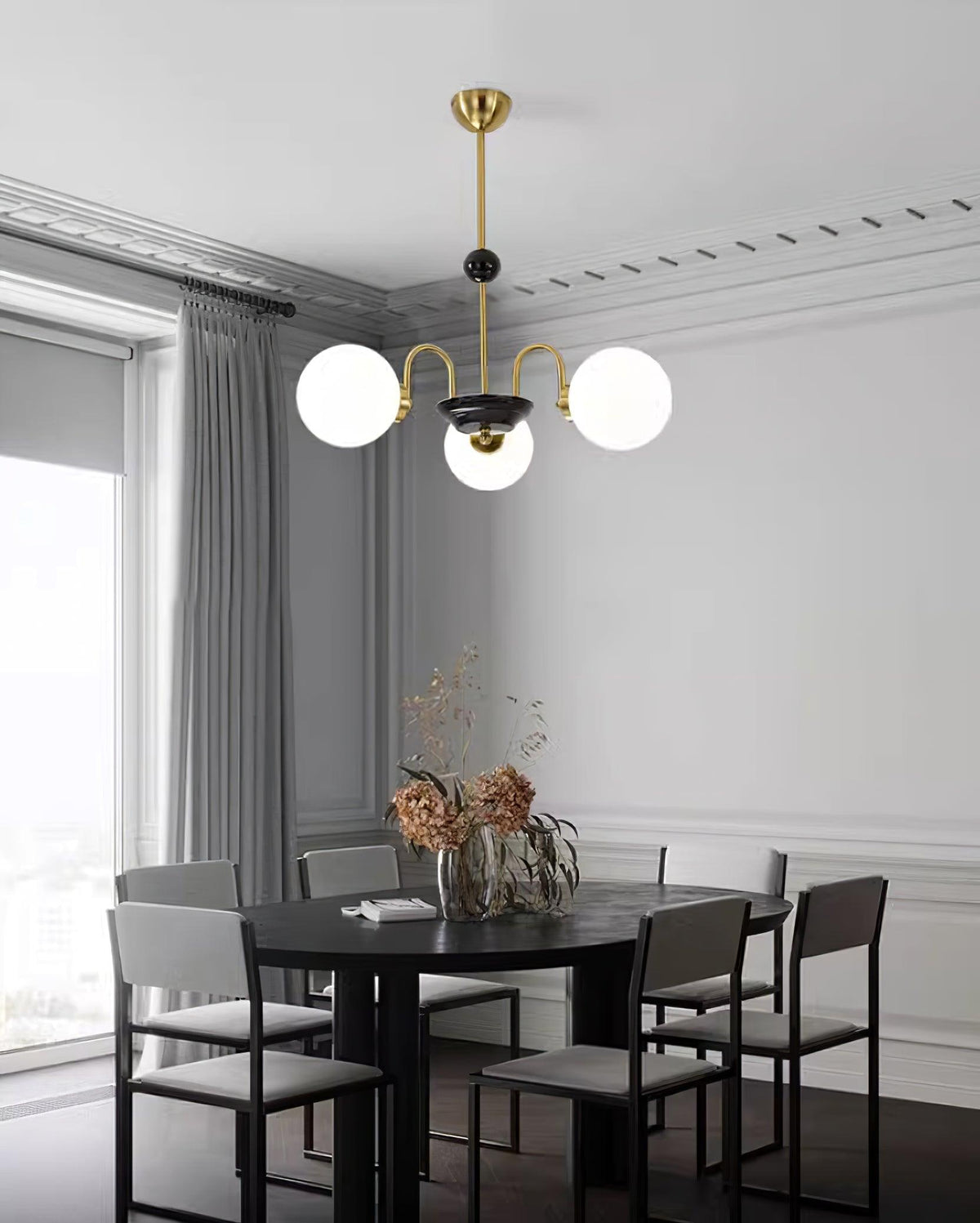 Moderne kroonluchter met gebogen armen en bolvormige kapjes, retro stijl voor eetkamer