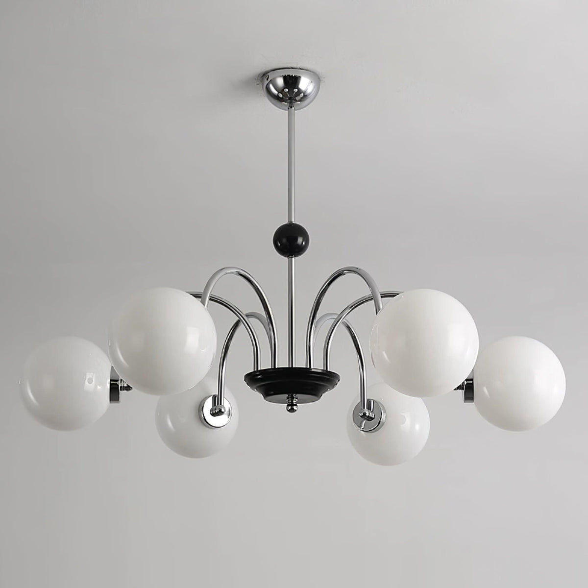 Moderne kroonluchter met gebogen armen en bolvormige kapjes, retro stijl voor eetkamer