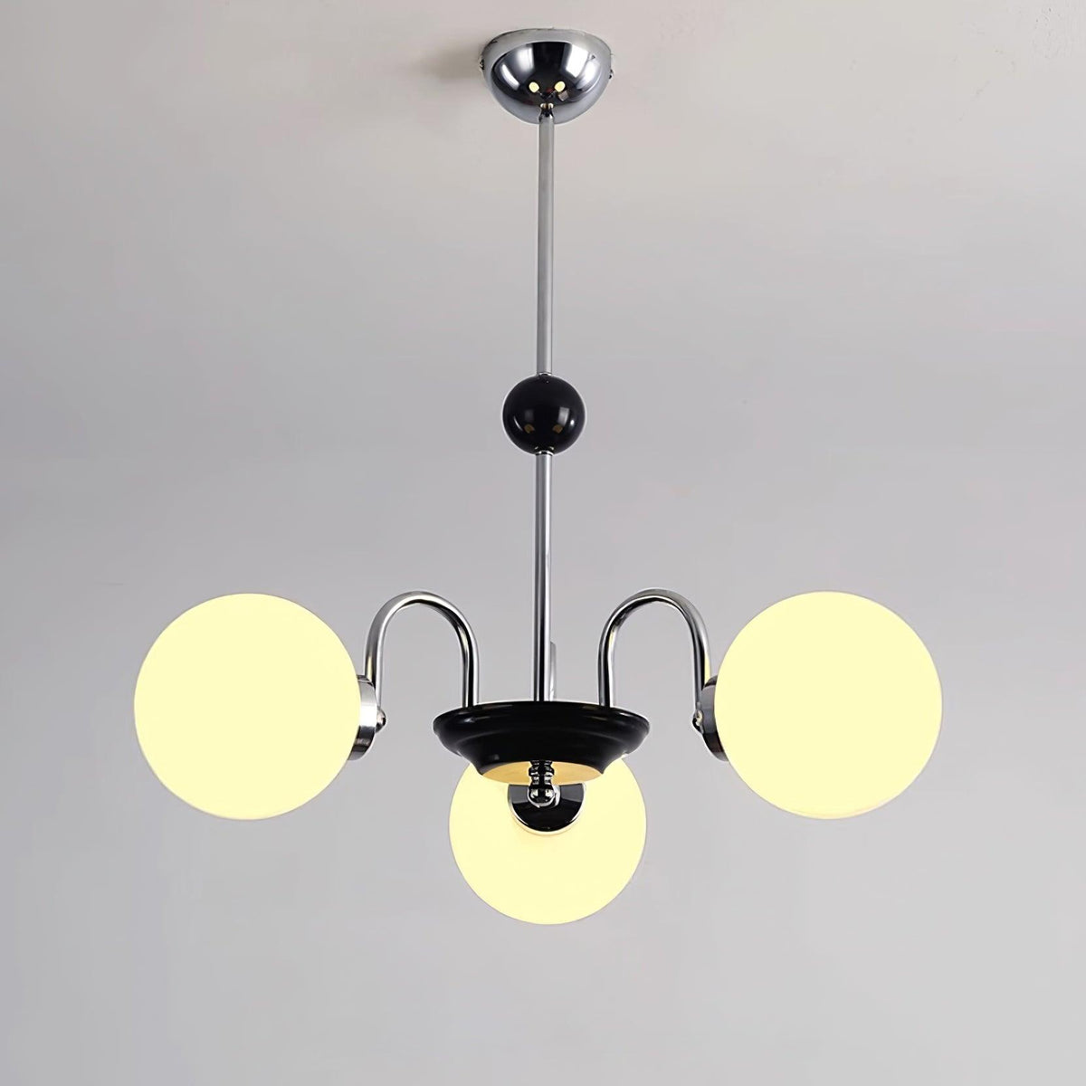 Moderne kroonluchter met gebogen armen en bolvormige kapjes, retro stijl voor eetkamer