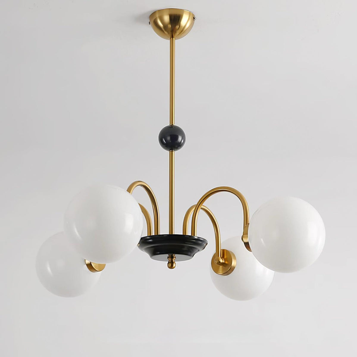 Moderne kroonluchter met gebogen armen en bolvormige kapjes, retro stijl voor eetkamer