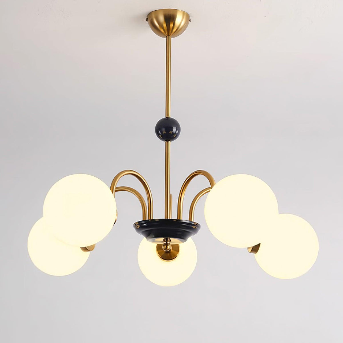 Moderne kroonluchter met gebogen armen en bolvormige kapjes, retro stijl voor eetkamer