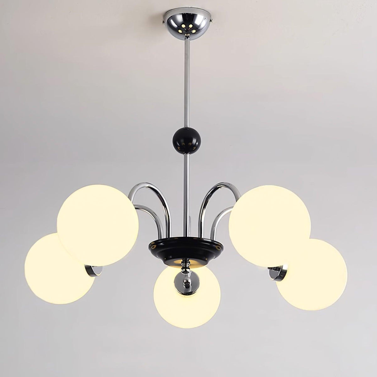 Moderne kroonluchter met gebogen armen en bolvormige kapjes, retro stijl voor eetkamer