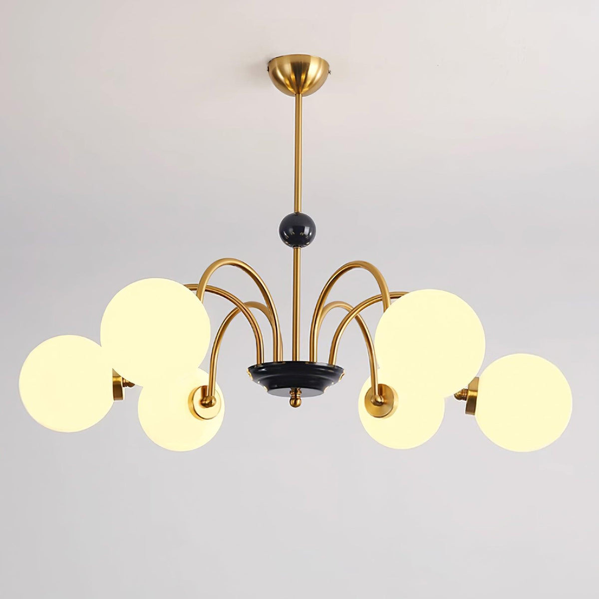 Moderne kroonluchter met gebogen armen en bolvormige kapjes, retro stijl voor eetkamer
