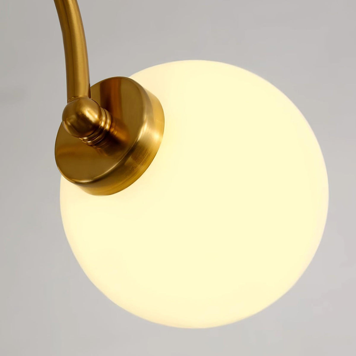 Moderne kroonluchter met gebogen armen en bolvormige kapjes, retro stijl voor eetkamer