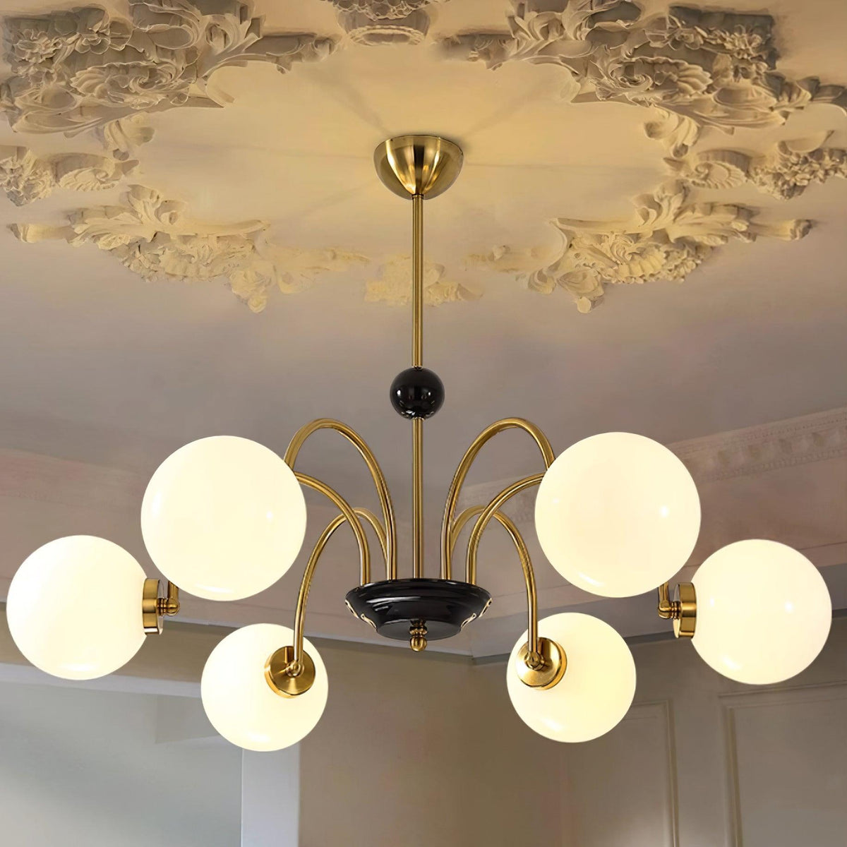 Moderne kroonluchter met gebogen armen en bolvormige kapjes, retro stijl voor eetkamer