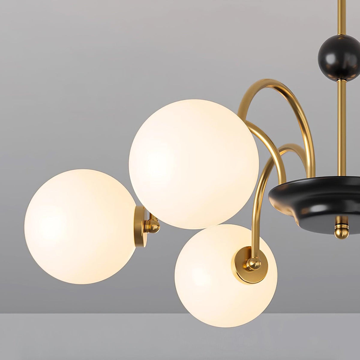 Moderne kroonluchter met gebogen armen en bolvormige kapjes, retro stijl voor eetkamer