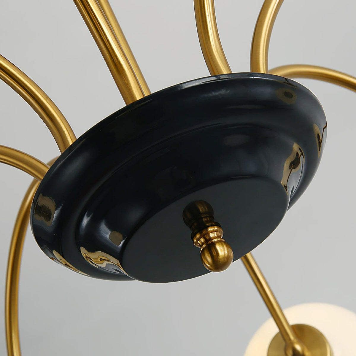 Moderne kroonluchter met gebogen armen en bolvormige kapjes, retro stijl voor eetkamer