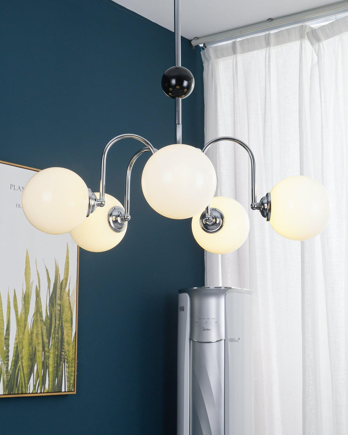 Moderne kroonluchter met gebogen armen en bolvormige kapjes, retro stijl voor eetkamer