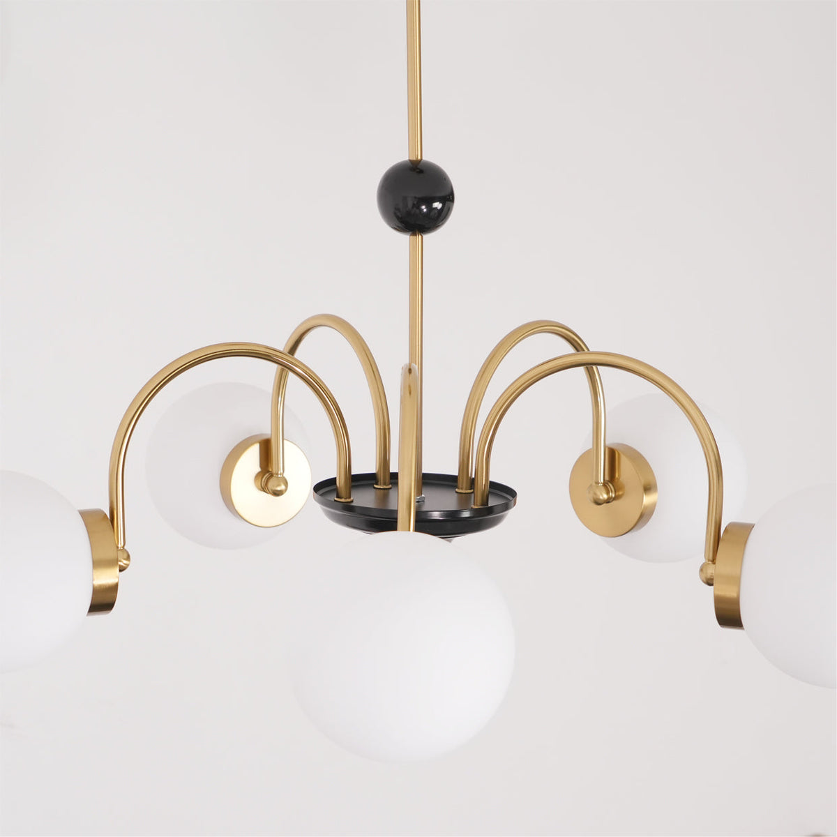 Moderne kroonluchter met gebogen armen en bolvormige kapjes, retro stijl voor eetkamer