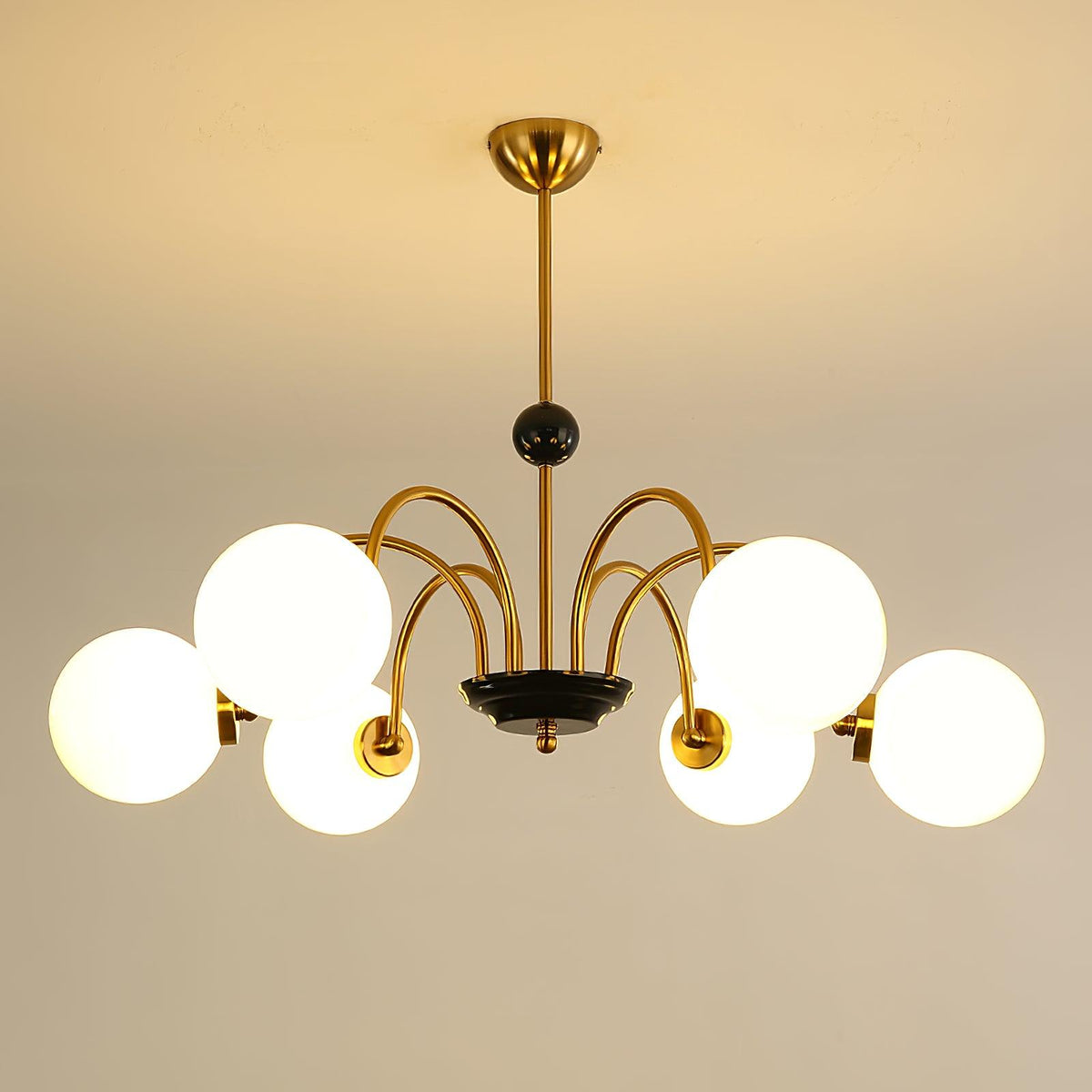 Moderne kroonluchter met gebogen armen en bolvormige kapjes, retro stijl voor eetkamer