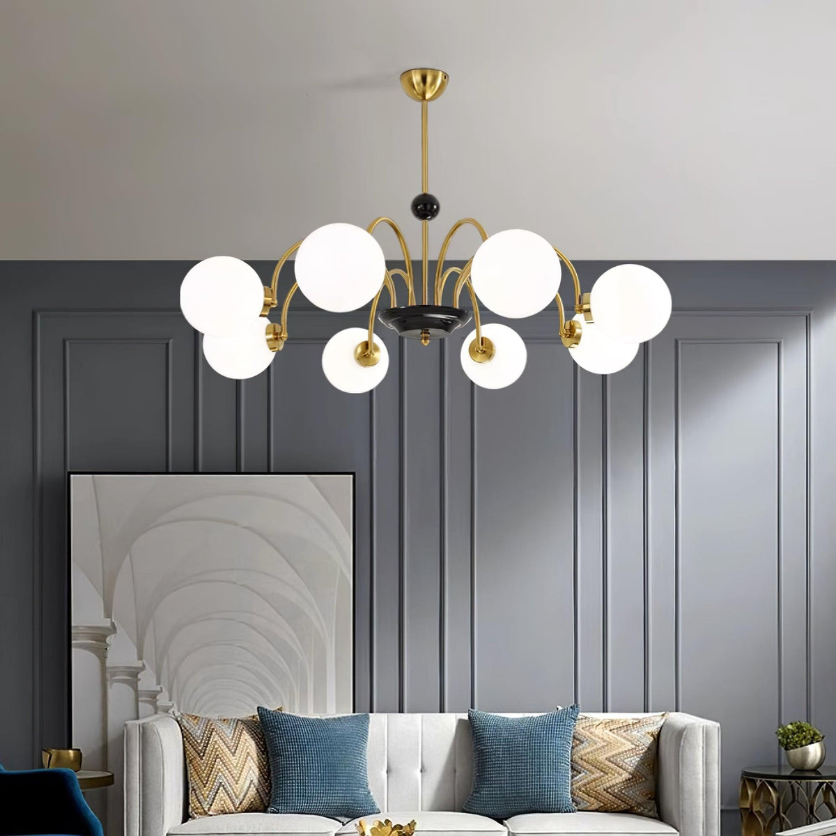 Moderne kroonluchter met gebogen armen en bolvormige kapjes, retro stijl voor eetkamer