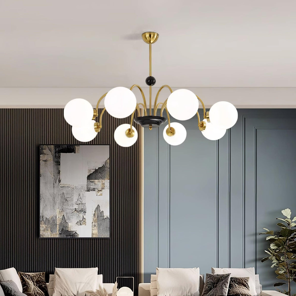 Moderne kroonluchter met gebogen armen en bolvormige kapjes, retro stijl voor eetkamer
