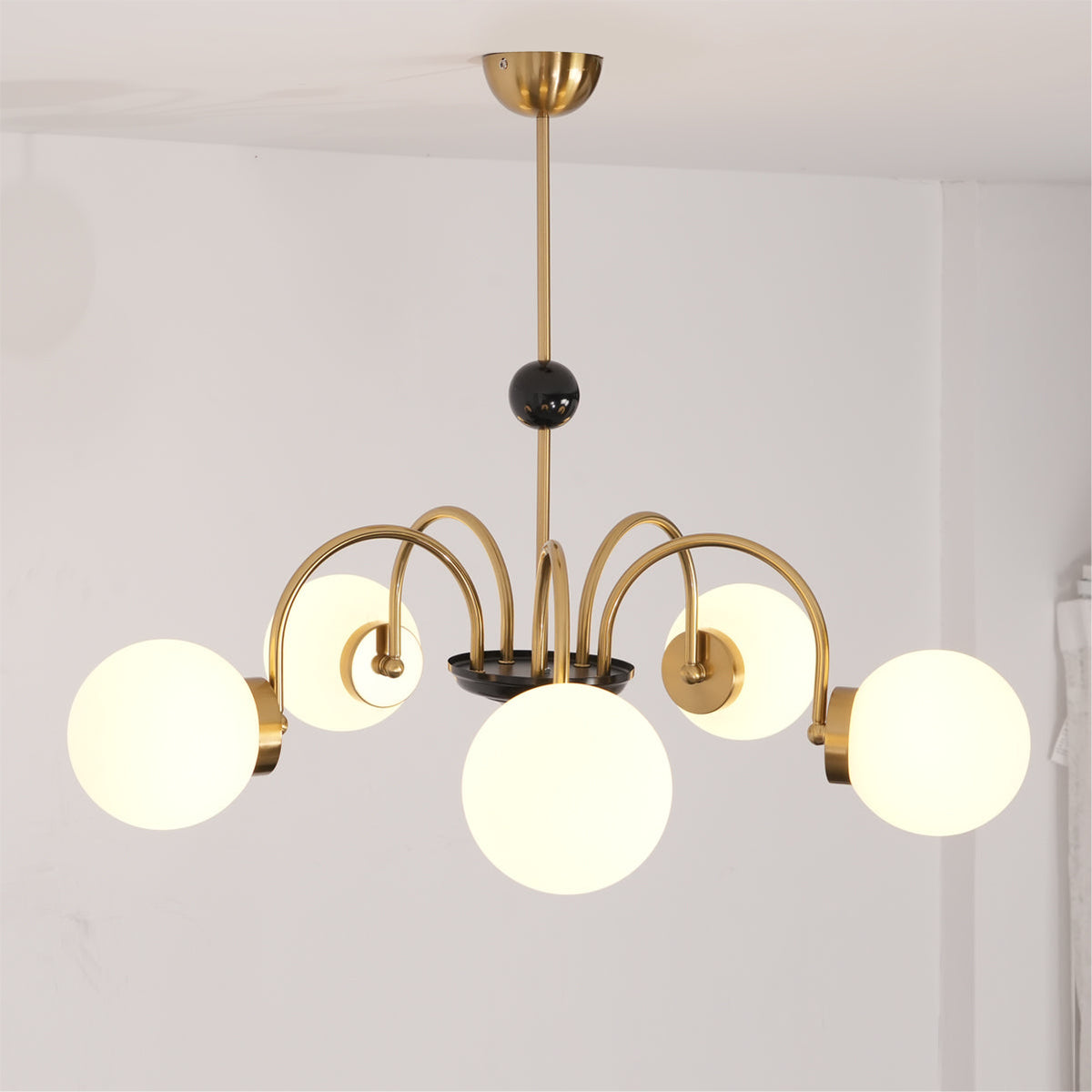 Moderne kroonluchter met gebogen armen en bolvormige kapjes, retro stijl voor eetkamer