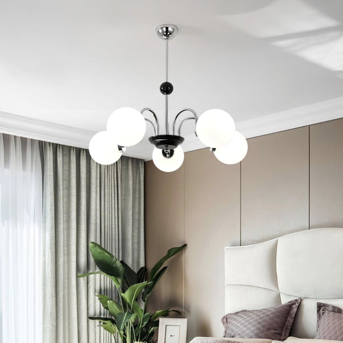 Moderne kroonluchter met gebogen armen en bolvormige kapjes, retro stijl voor eetkamer