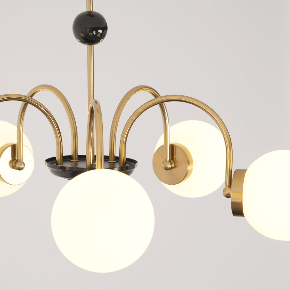 Moderne kroonluchter met gebogen armen en bolvormige kapjes, retro stijl voor eetkamer