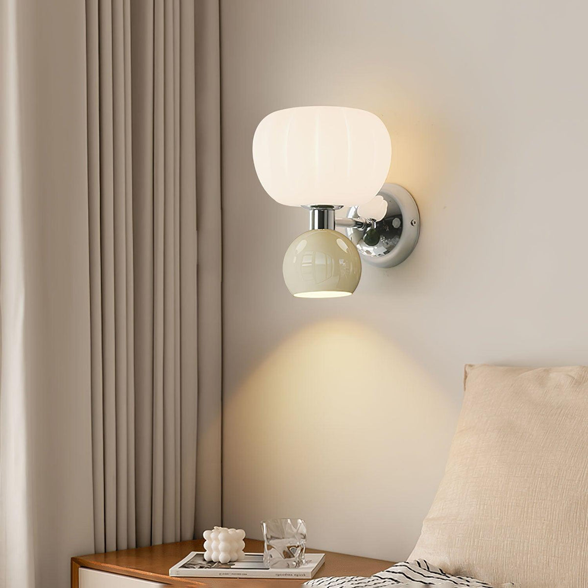 Jorvin Noordse kunstzinnige wandlamp van crèmekleurige kunststof