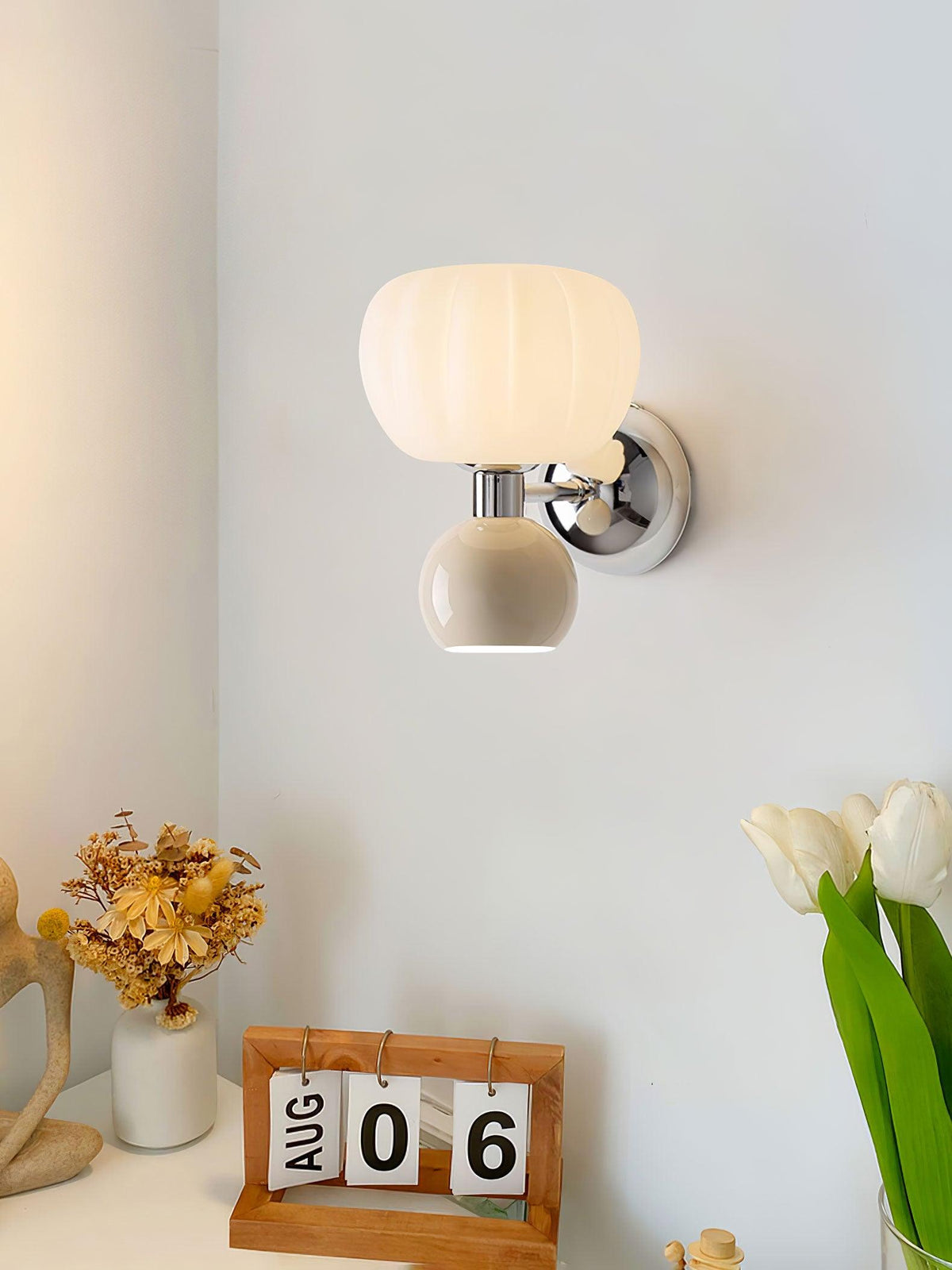 Jorvin Noordse kunstzinnige wandlamp van crèmekleurige kunststof