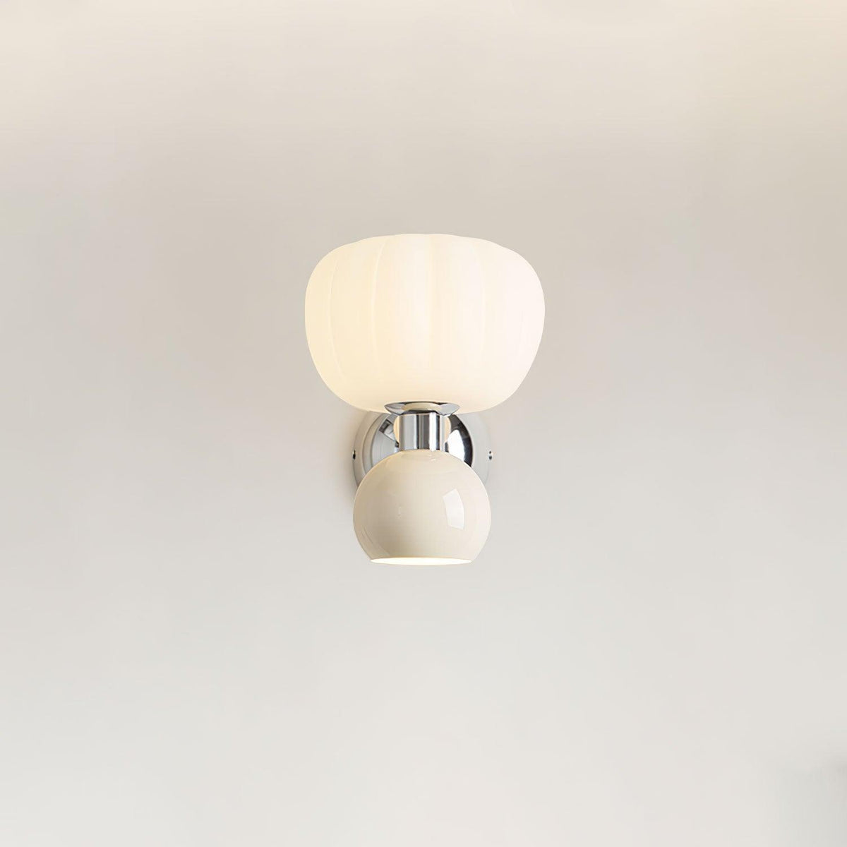 Jorvin Noordse kunstzinnige wandlamp van crèmekleurige kunststof