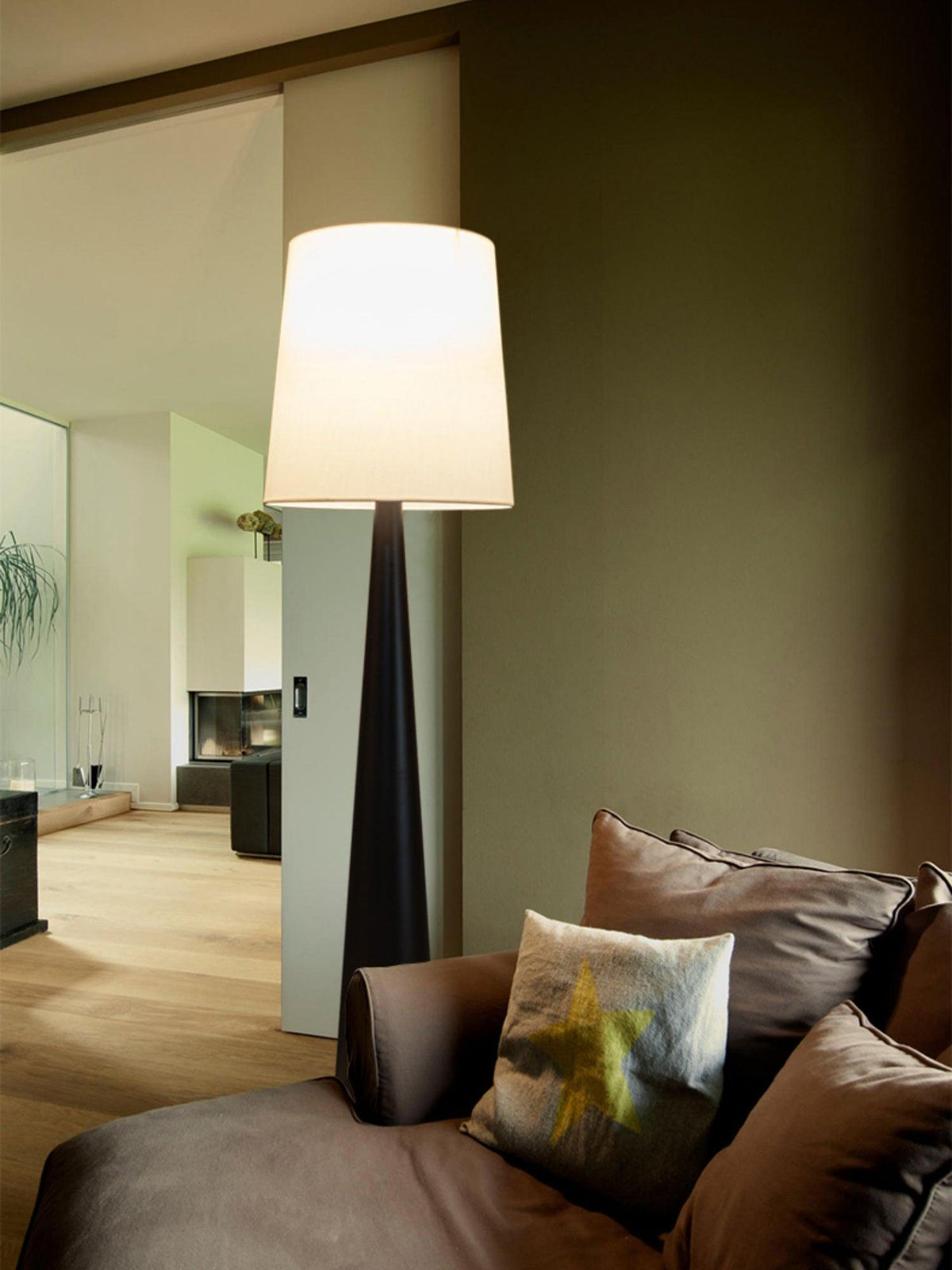 Linania vloerlamp met stoffen kap in minimalistisch ontwerp