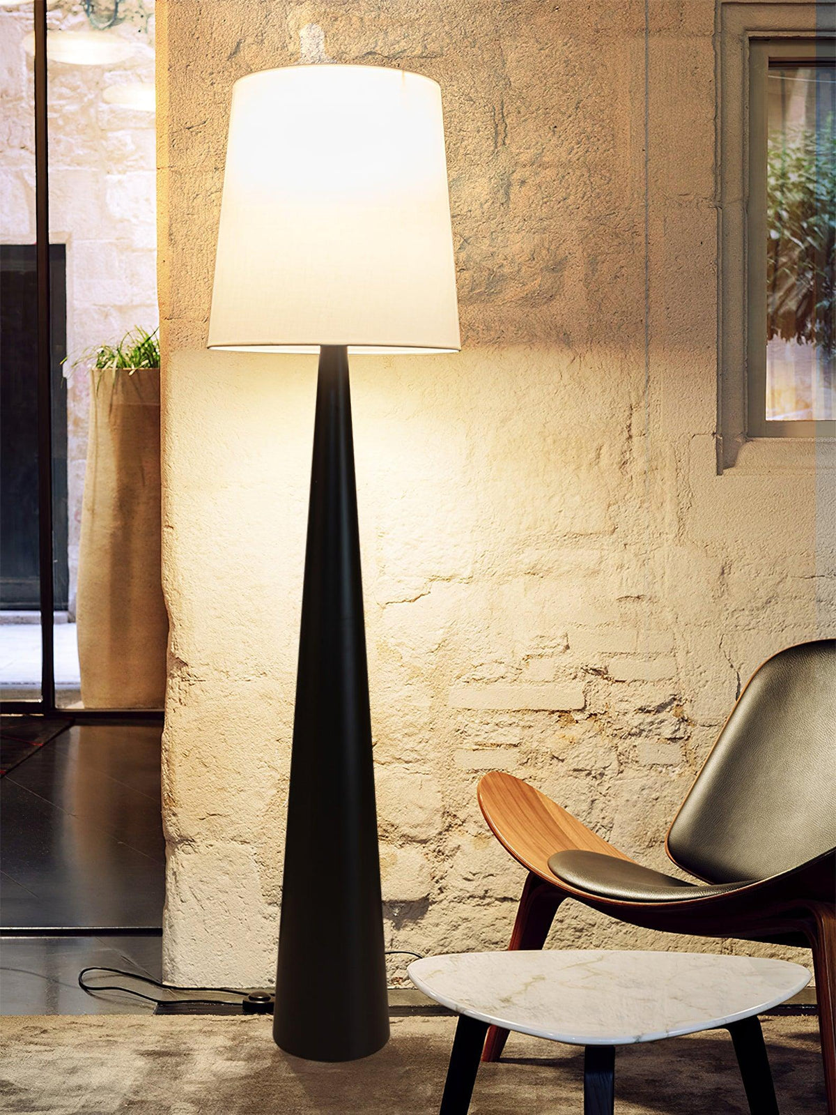 Linania vloerlamp met stoffen kap in minimalistisch ontwerp