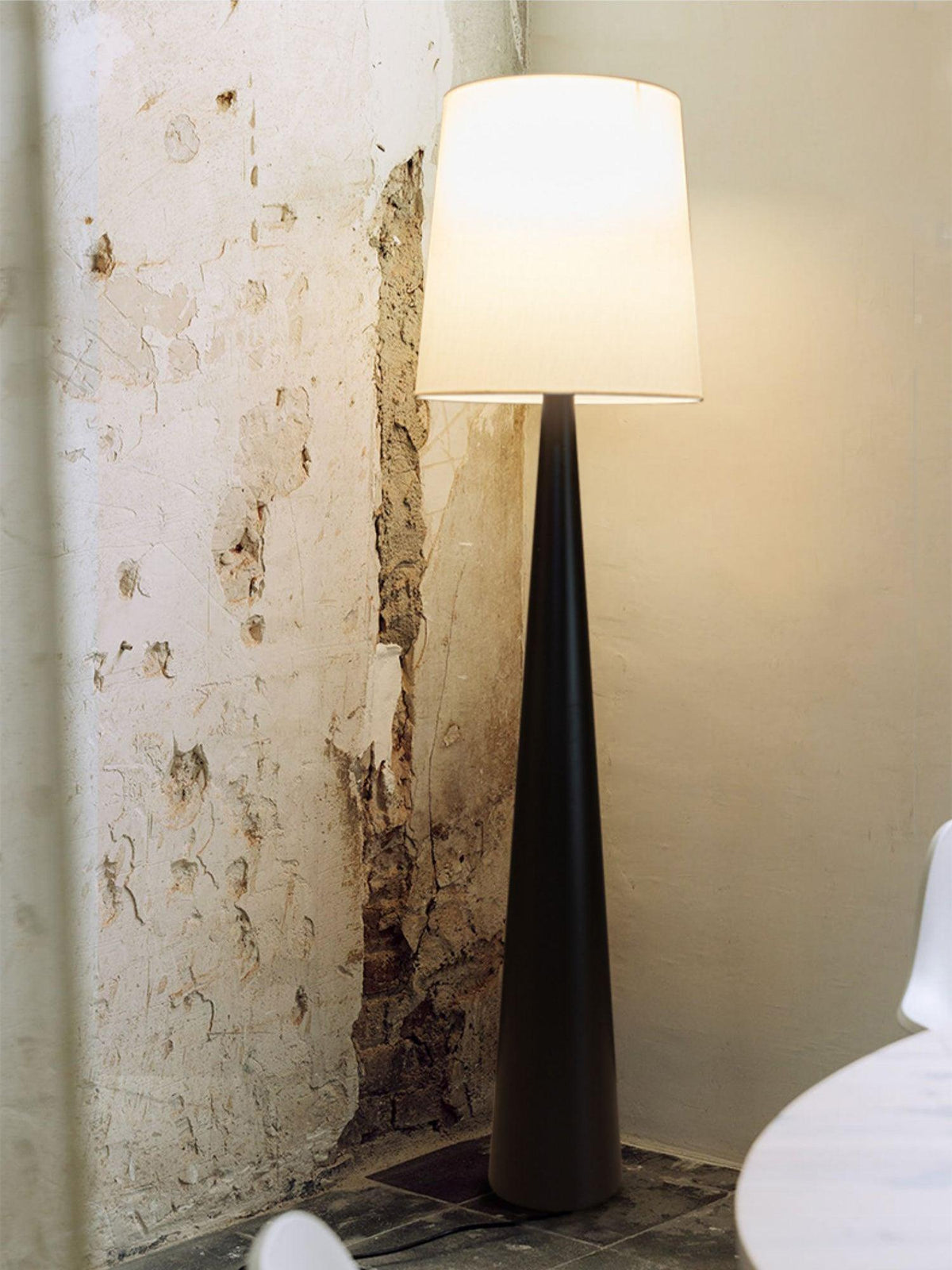 Linania vloerlamp met stoffen kap in minimalistisch ontwerp