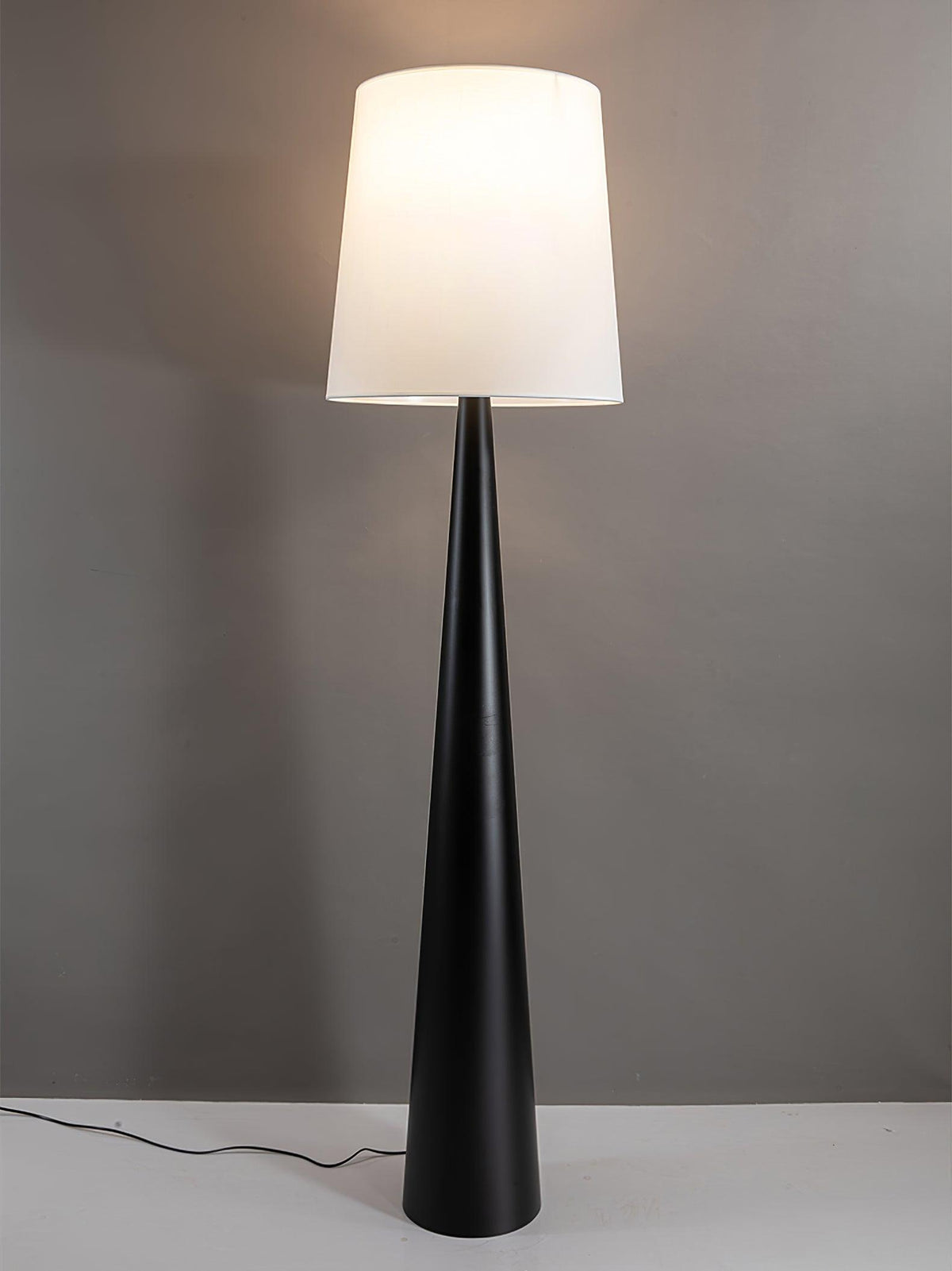 Linania vloerlamp met stoffen kap in minimalistisch ontwerp