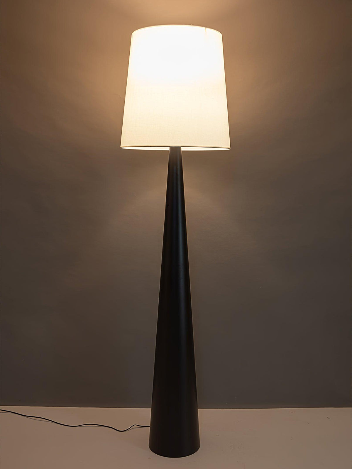 Linania vloerlamp met stoffen kap in minimalistisch ontwerp