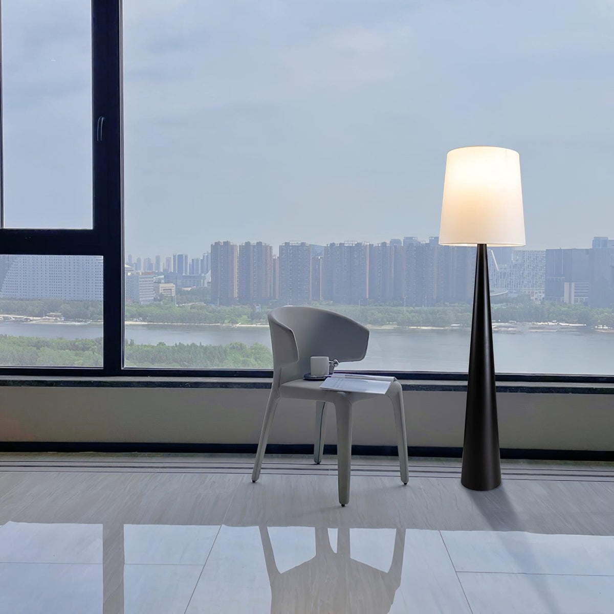 Linania vloerlamp met stoffen kap in minimalistisch ontwerp