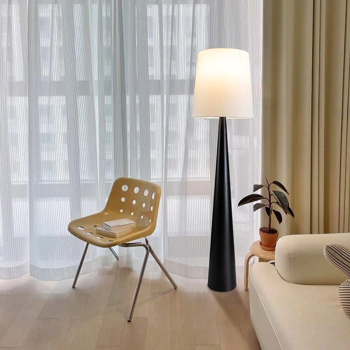 Linania vloerlamp met stoffen kap in minimalistisch ontwerp