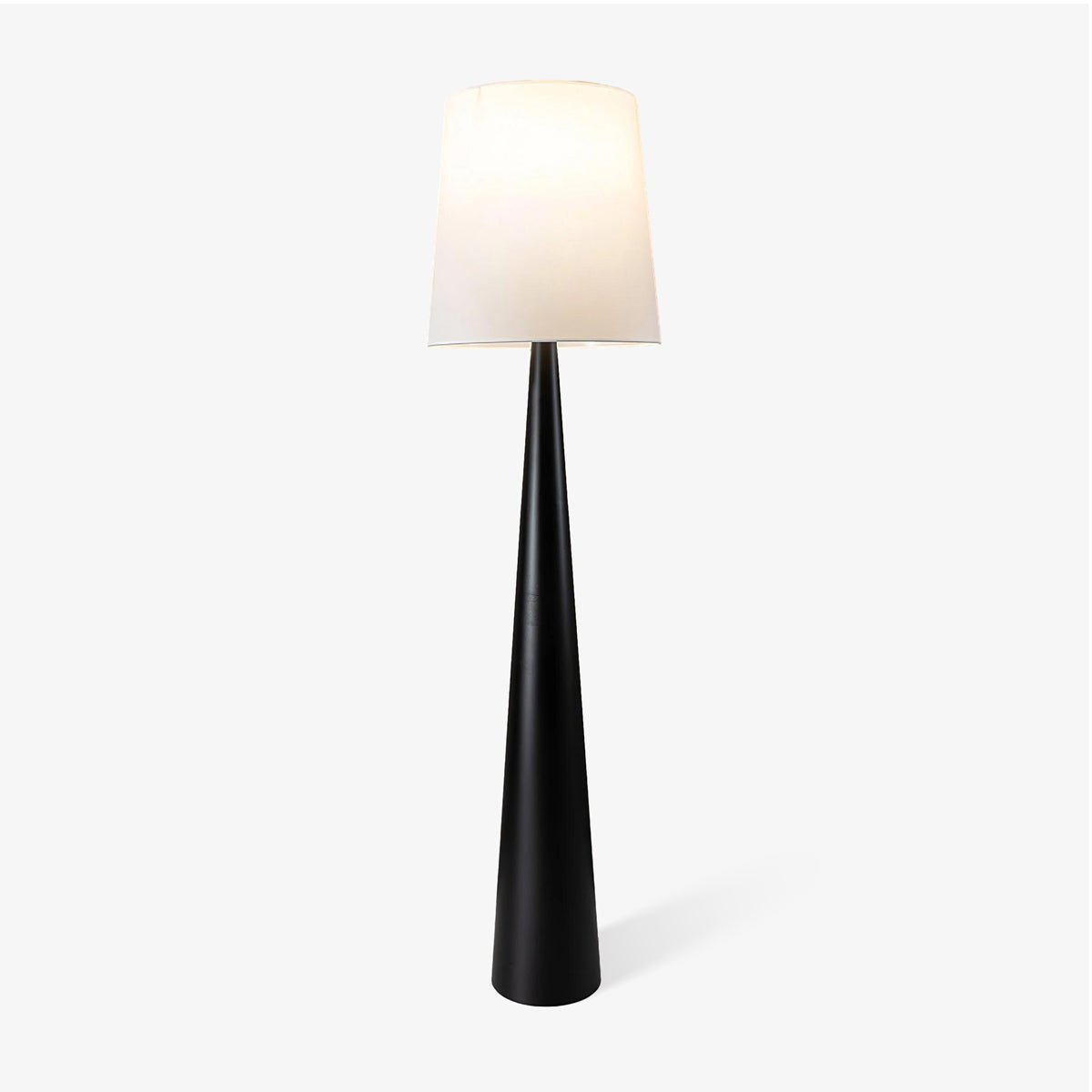 Linania vloerlamp met stoffen kap in minimalistisch ontwerp
