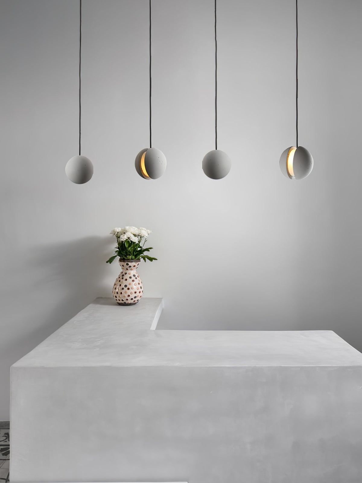 Umi hanglamp van beton met bolvormige maan Minimalistisch