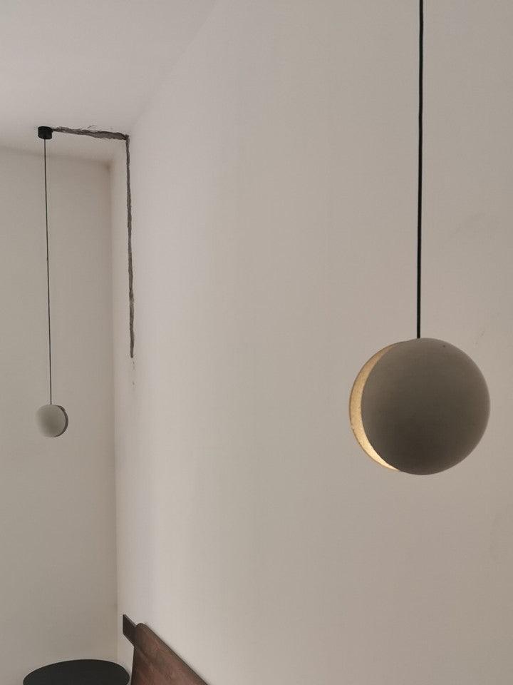 Umi hanglamp van beton met bolvormige maan Minimalistisch