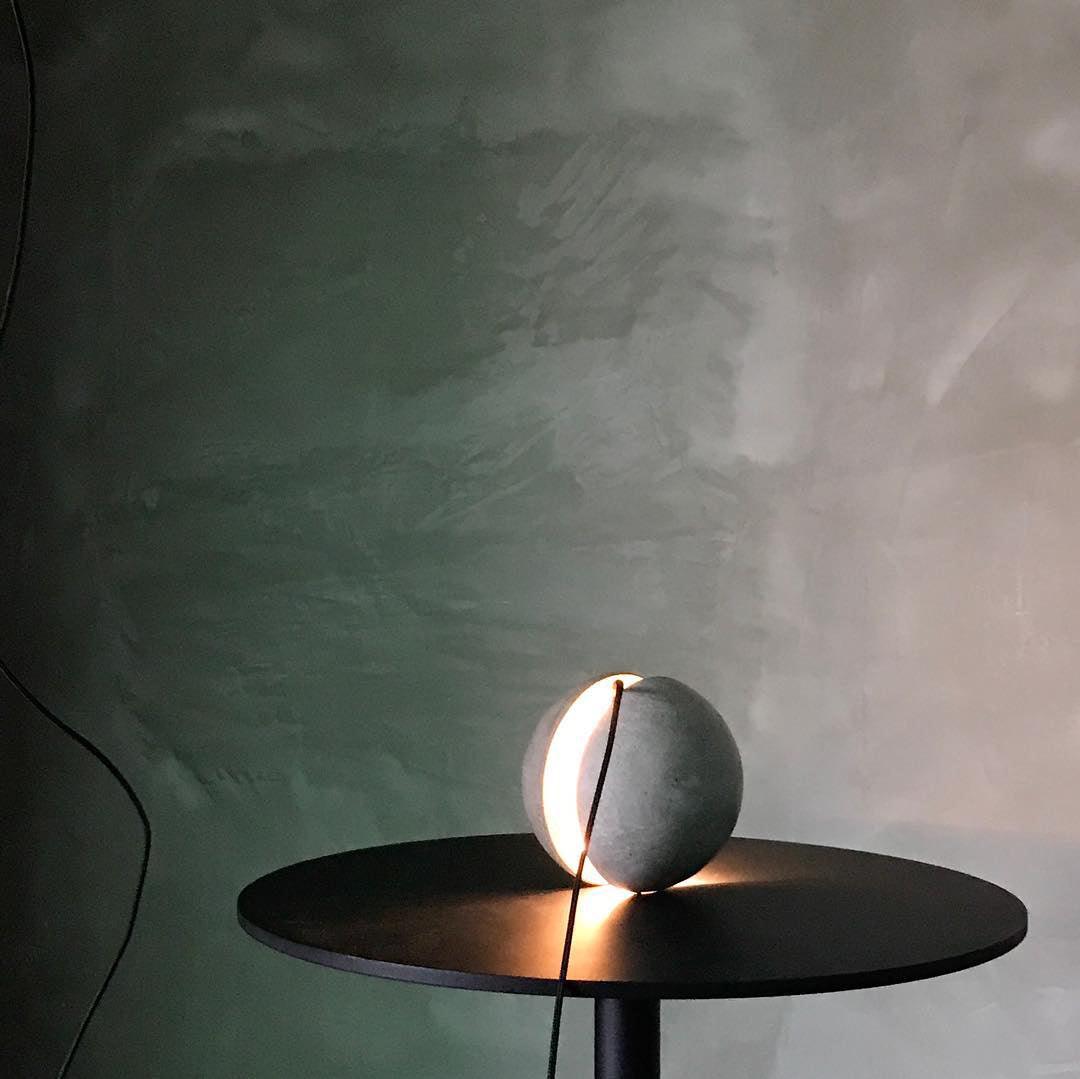 Umi hanglamp van beton met bolvormige maan Minimalistisch