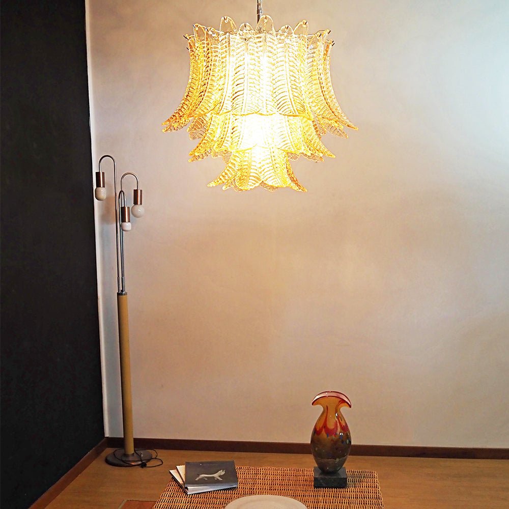 Lioreelle kroonluchter van glas met amberglasbladeren, gelagen Venetiaanse elegantie