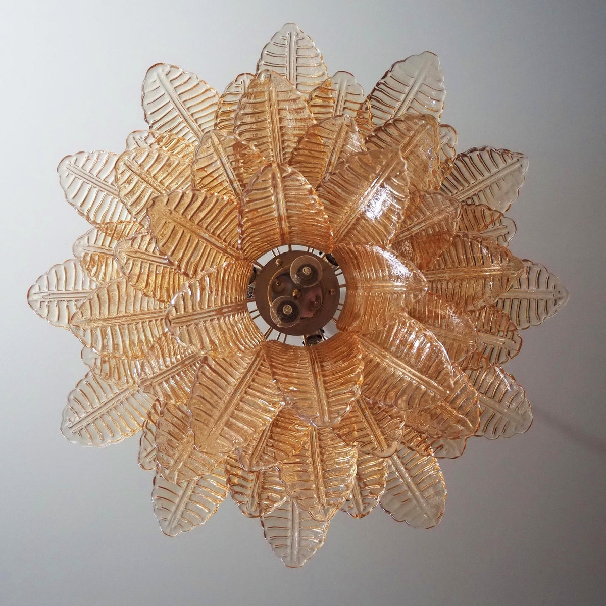 Lioreelle kroonluchter van glas met amberglasbladeren, gelagen Venetiaanse elegantie