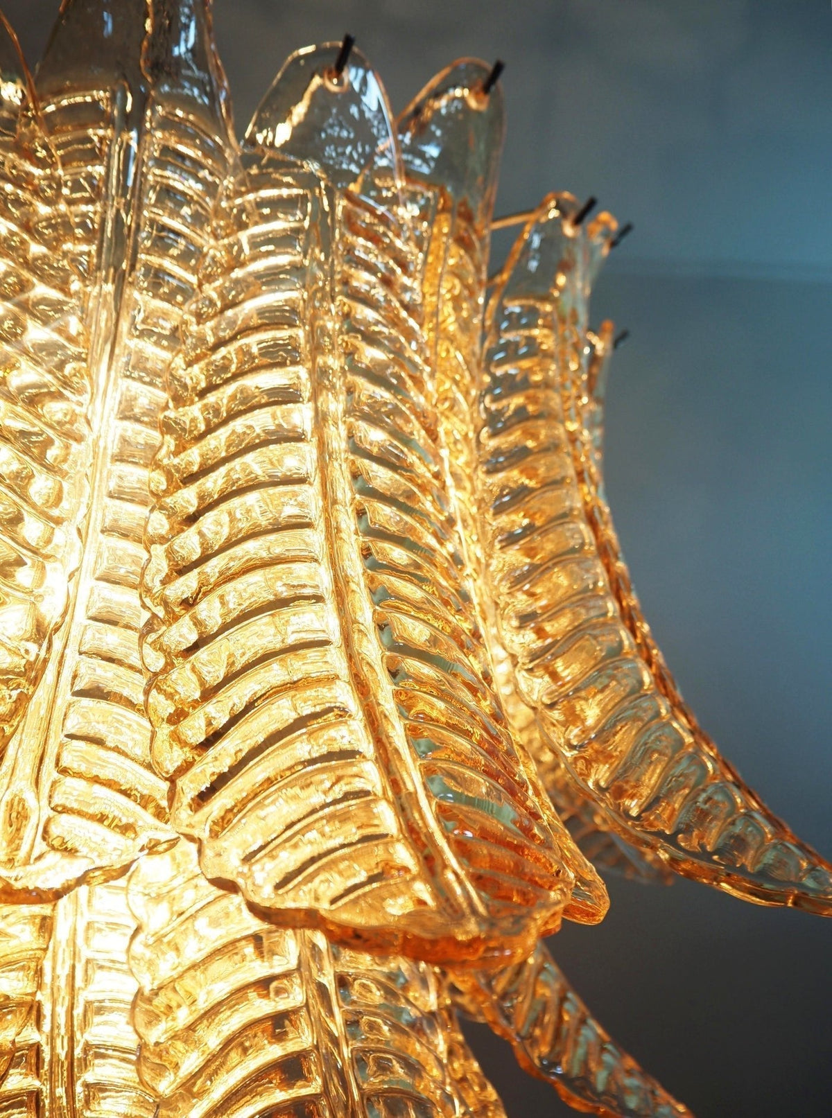 Lioreelle kroonluchter van glas met amberglasbladeren, gelagen Venetiaanse elegantie