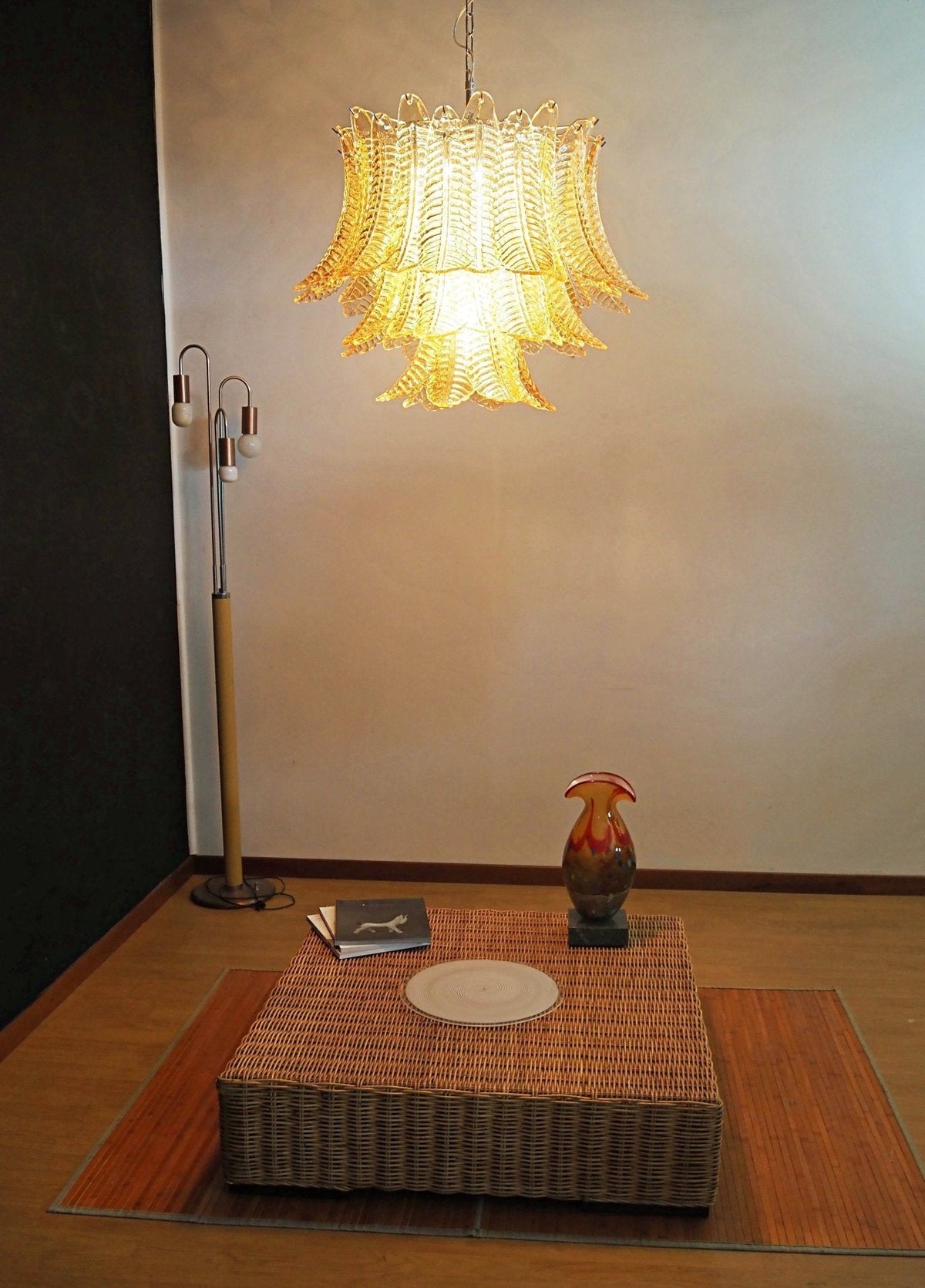 Lioreelle kroonluchter van glas met amberglasbladeren, gelagen Venetiaanse elegantie