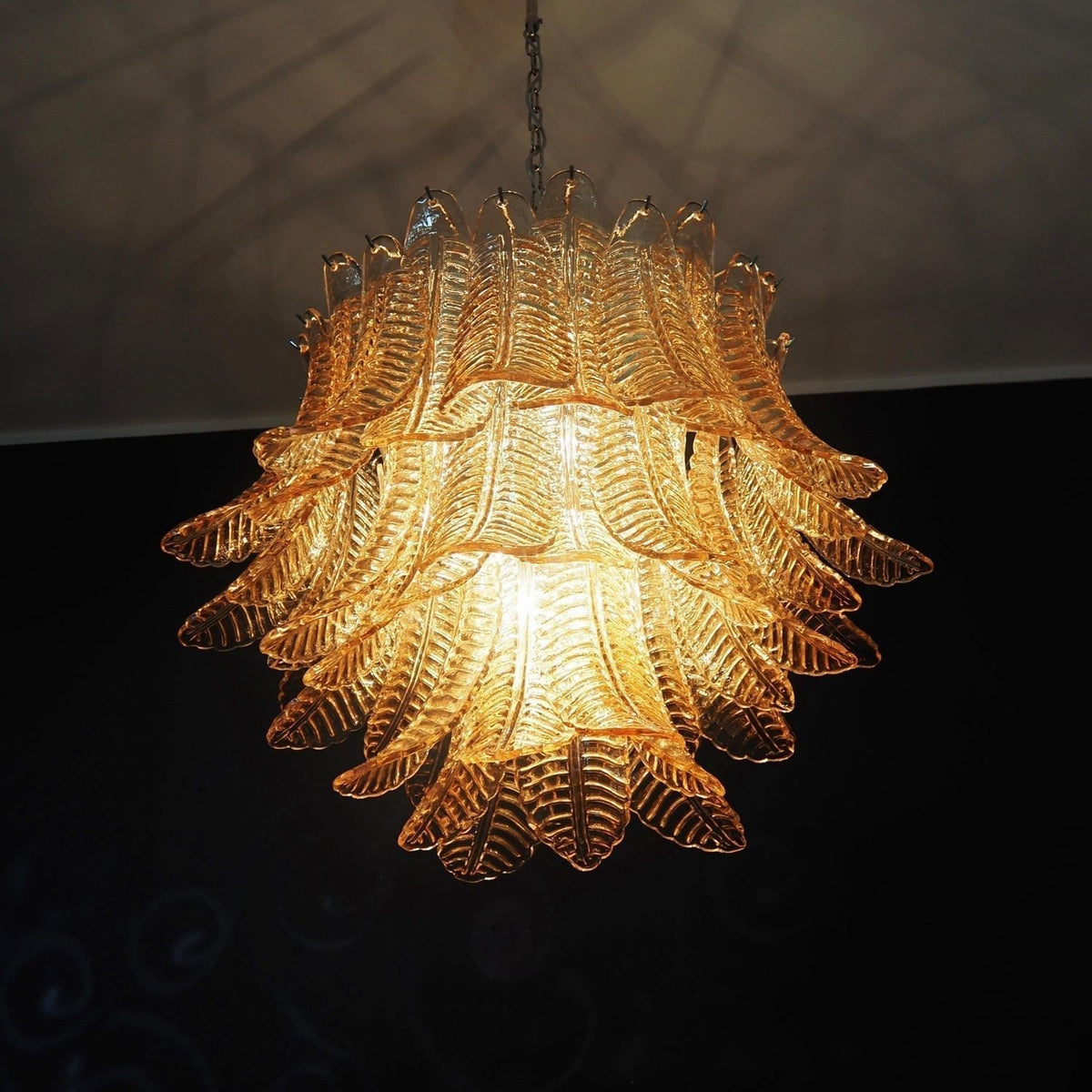Lioreelle kroonluchter van glas met amberglasbladeren, gelagen Venetiaanse elegantie