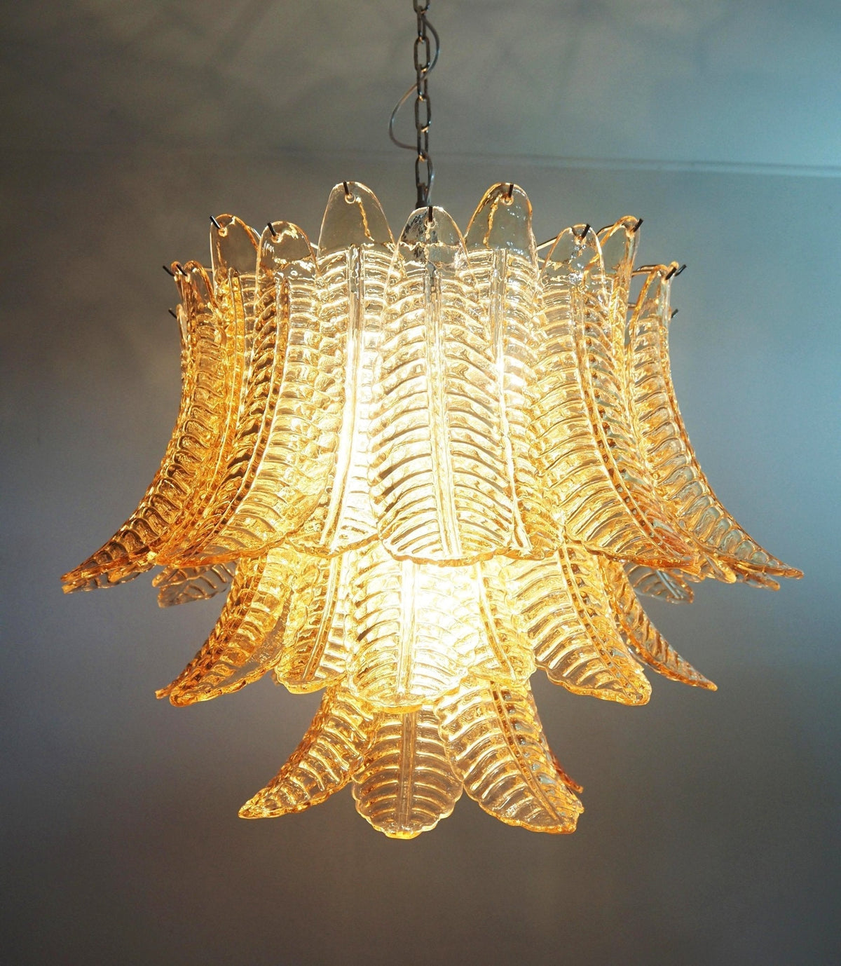 Lioreelle kroonluchter van glas met amberglasbladeren, gelagen Venetiaanse elegantie
