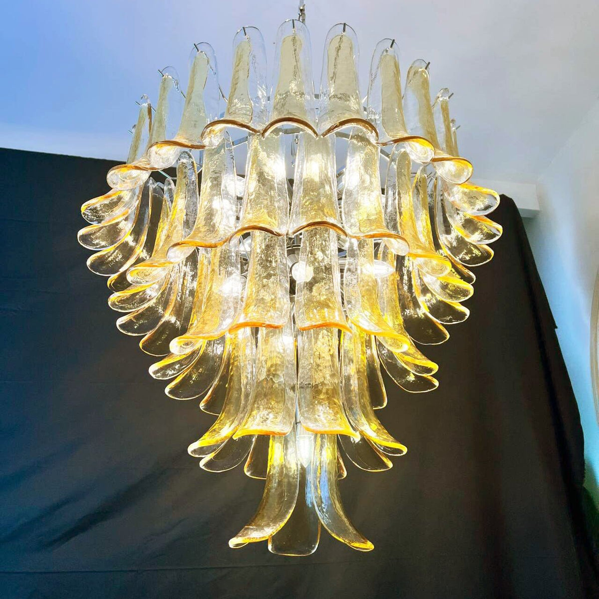 Celorian kroonluchter met amberkleurige Murano-glasbloemblaadjes in gelaagde lotusbloemen met bloemblaadjes