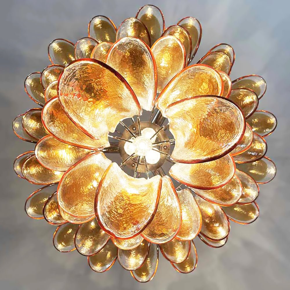 Celorian kroonluchter met amberkleurige Murano-glasbloemblaadjes in gelaagde lotusbloemen met bloemblaadjes