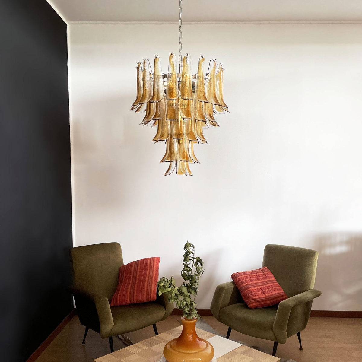 Celorian kroonluchter met amberkleurige Murano-glasbloemblaadjes in gelaagde lotusbloemen met bloemblaadjes