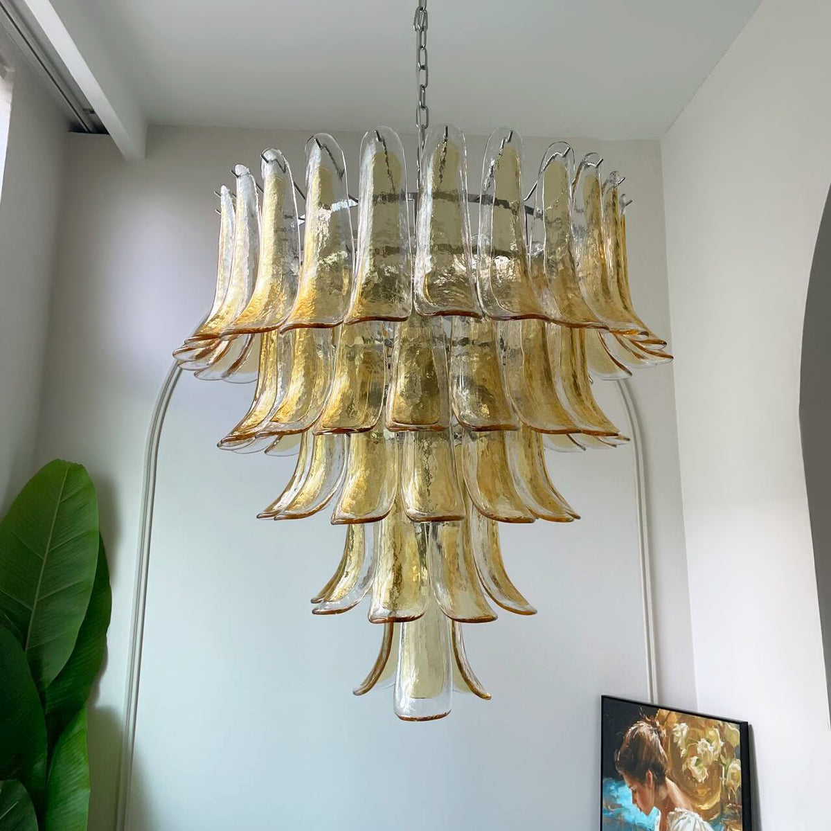 Celorian kroonluchter met amberkleurige Murano-glasbloemblaadjes in gelaagde lotusbloemen met bloemblaadjes