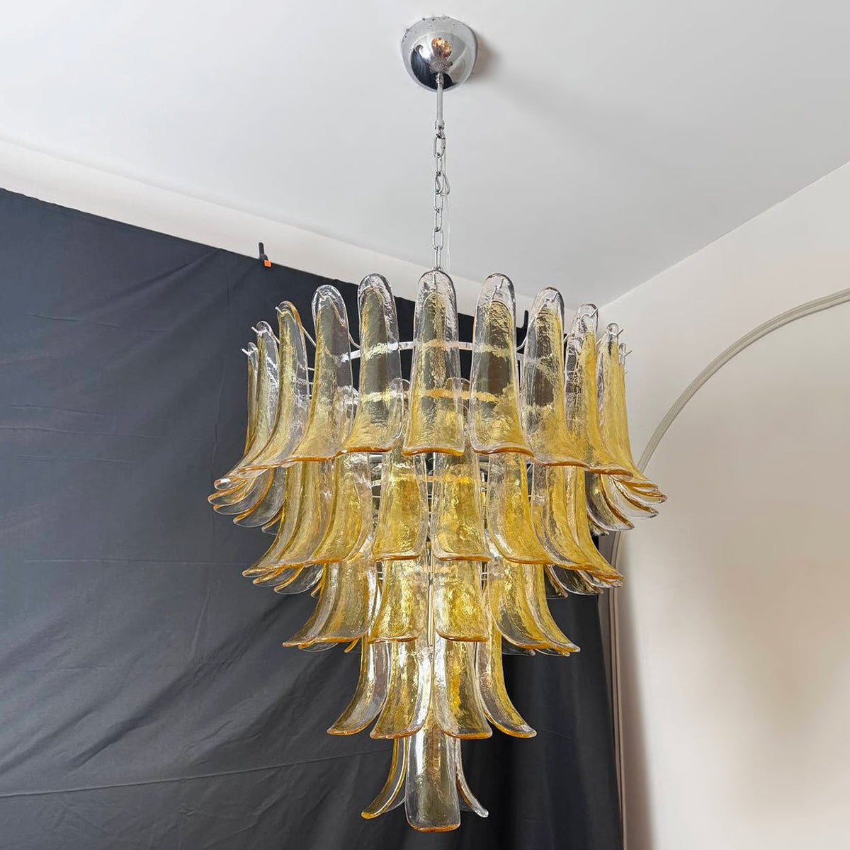 Celorian kroonluchter met amberkleurige Murano-glasbloemblaadjes in gelaagde lotusbloemen met bloemblaadjes