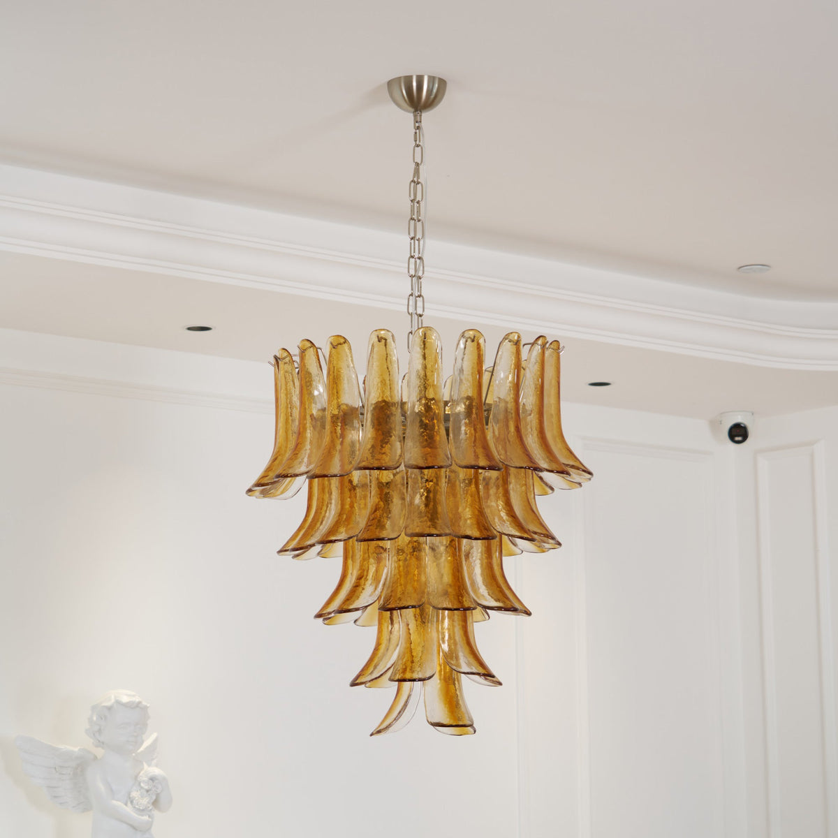 Liorisissa kroonluchter met gelaagde Murano-glasbloemblaadjes in amberkleur