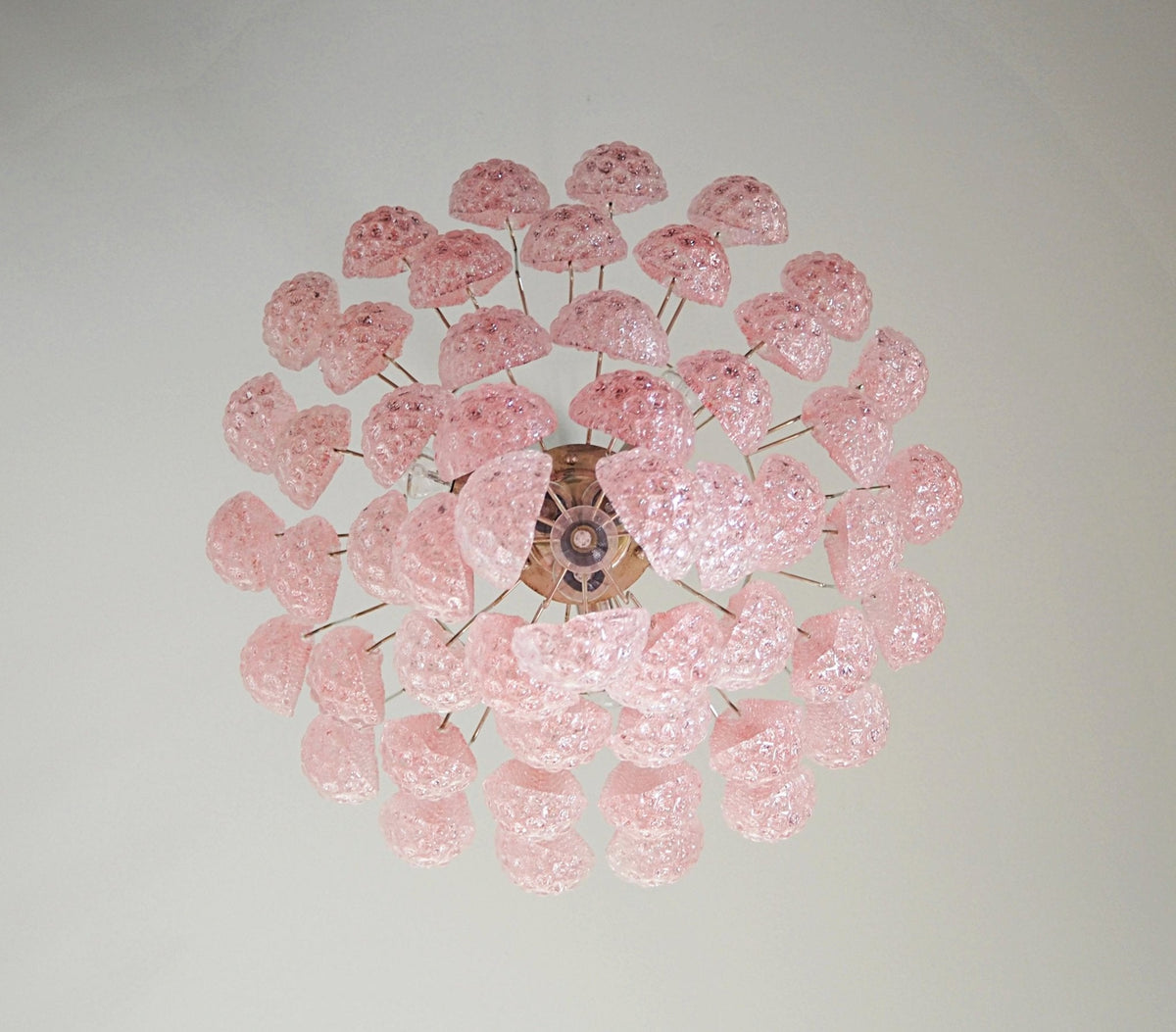 Cirelian kroonluchter met roze druipende cascade romantisch