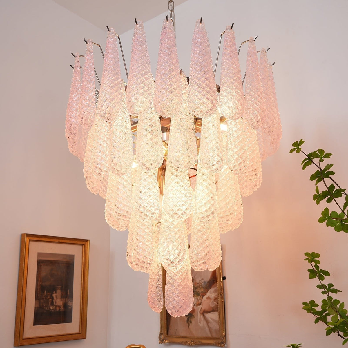 Cirelian kroonluchter met roze druipende cascade romantisch